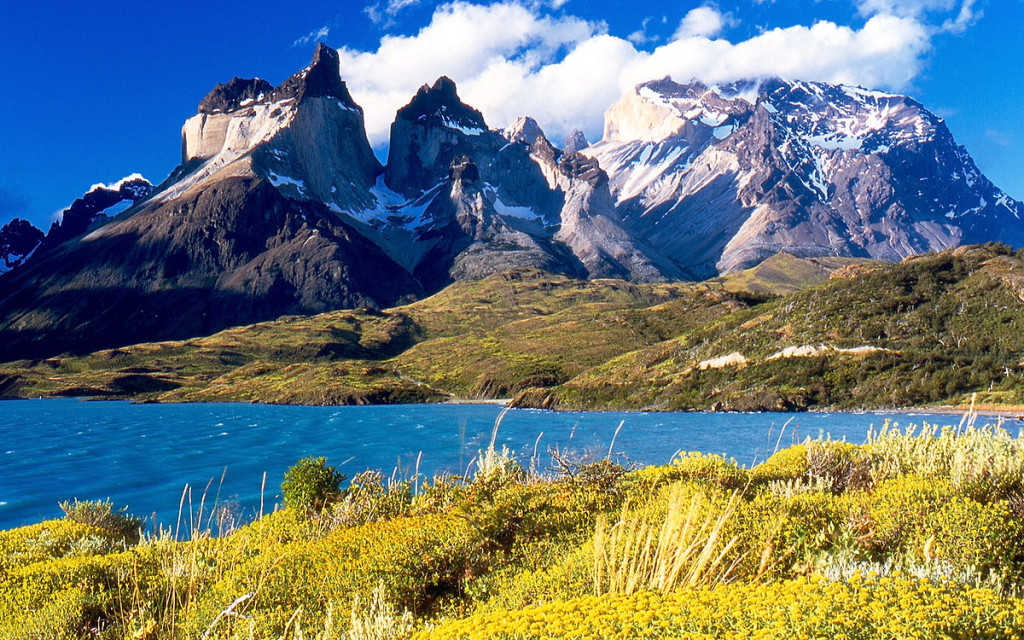 1200px-Cuernos_del_Paine_from_Lake_Pehoé